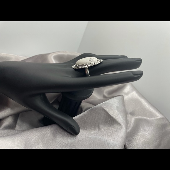 55ctw Howlite Ring: size 7 - Picture 5 of 8